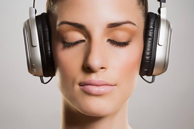 Phòng ngừa suy giảm thính lực do nghe nhạc bằng tai nghe.